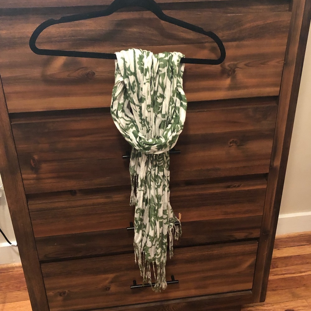 Green and White Floral Pattern Scarf